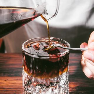 Osvěžení v každém doušku ✨☕ Espresso tonic je netradiční kombinace, která nabízí jedinečný chuťový zážitek. ☕🥂✨ Hořkost...