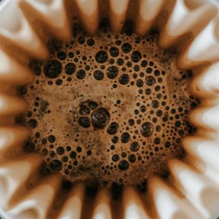 miluje smysl pro detail ☕✨ Každý šálek Zrnkavy je výsledkem pečlivé práce a smyslu pro detail. 🌱 Pražení je prováděno s...